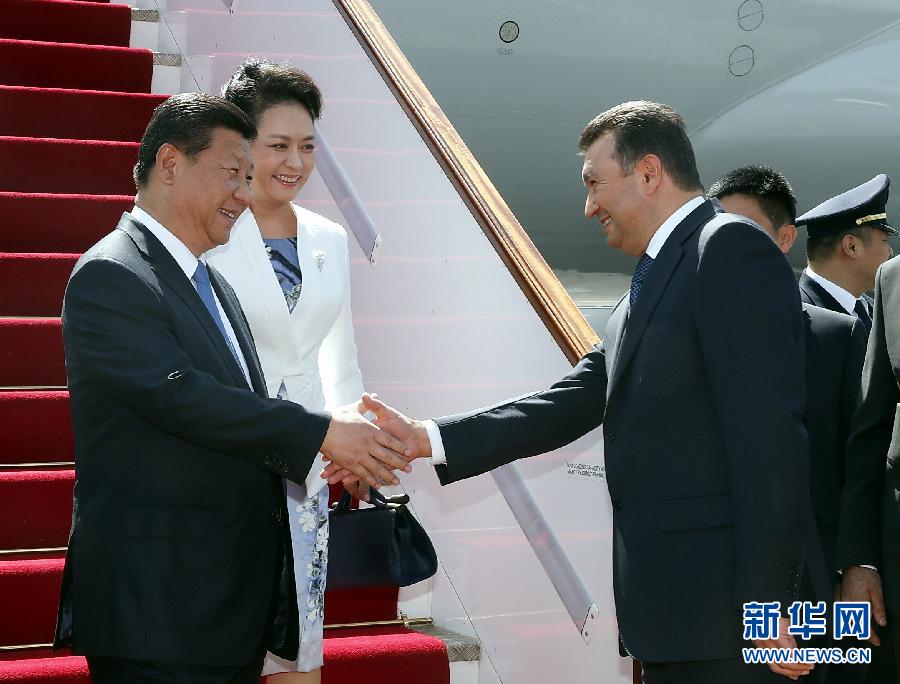 9月11日，國(guó)家主席習(xí)近平抵達(dá)杜尚別，應(yīng)塔吉克斯坦總統(tǒng)拉赫蒙邀請(qǐng)，出席上海合作組織成員國(guó)元首理事會(huì)第十四次會(huì)議并對(duì)塔吉克斯坦進(jìn)行國(guó)事訪問(wèn)。習(xí)近平和夫人彭麗媛在機(jī)場(chǎng)受到塔吉克斯坦總理拉蘇爾佐達(dá)等熱情迎接。新華社記者 鞠鵬 攝 