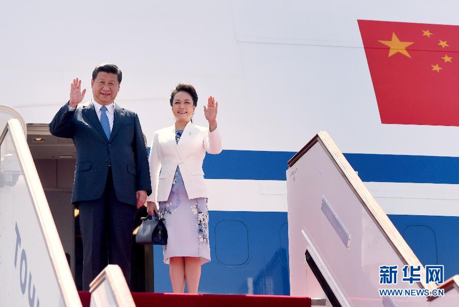 9月11日，中國(guó)國(guó)家主席習(xí)近平抵達(dá)杜尚別，應(yīng)塔吉克斯坦總統(tǒng)拉赫蒙邀請(qǐng)，出席上海合作組織成員國(guó)元首理事會(huì)第十四次會(huì)議并對(duì)塔吉克斯坦進(jìn)行國(guó)事訪問(wèn)。這是習(xí)近平和夫人彭麗媛走出機(jī)艙。新華社記者 馬占成 攝 