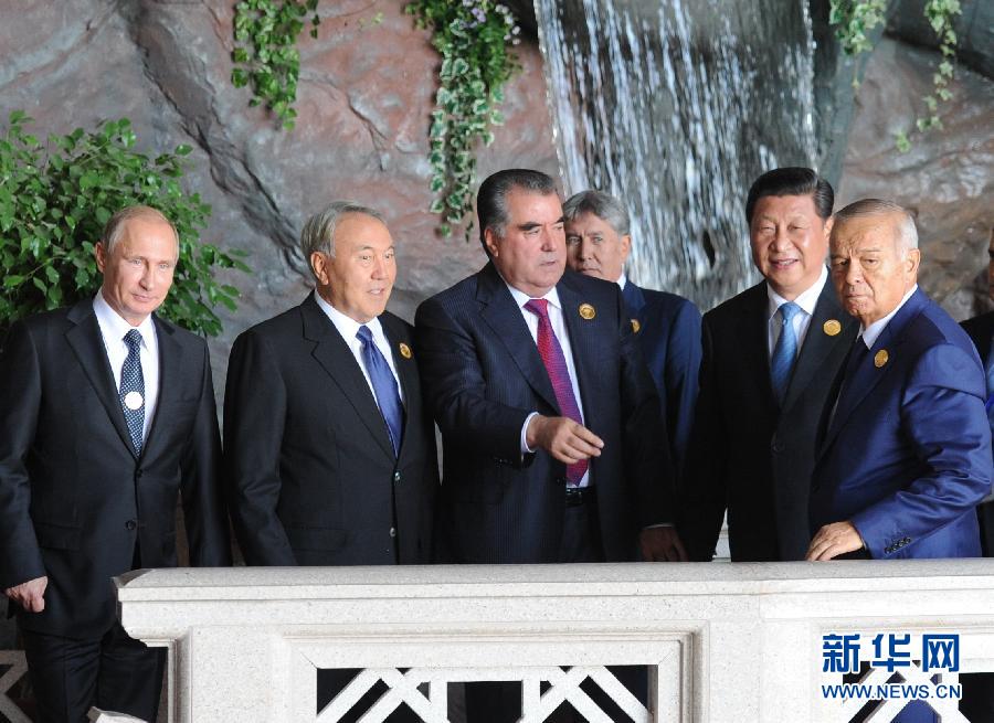 9月12日，上海合作組織成員國元首理事會第十四次會議在塔吉克斯坦首都杜尚別舉行。國家主席習(xí)近平出席會議并發(fā)表重要講話。這是習(xí)近平同其他成員國元首親切交談。新華社記者謝環(huán)馳攝 