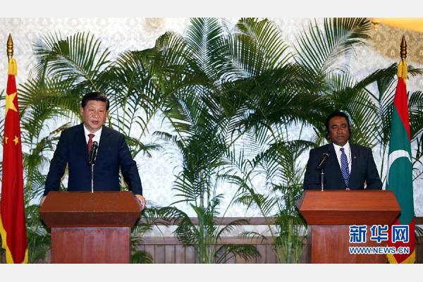 9月15日，國家主席習(xí)近平在馬累與馬爾代夫總統(tǒng)亞明共同會(huì)見記者。 新華社記者 鞠鵬 攝
