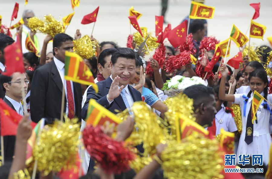  9月16日，國家主席習(xí)近平抵達(dá)科倫坡，開始對(duì)斯里蘭卡進(jìn)行國事訪問。在班達(dá)拉奈克國際機(jī)場，習(xí)近平和夫人彭麗媛受到拉賈帕克薩總統(tǒng)夫婦熱情迎接。新華社記者謝環(huán)馳攝 