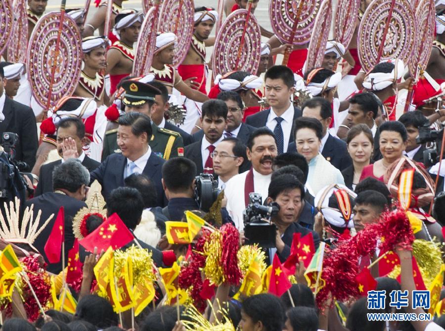 9月16日，國家主席習(xí)近平抵達(dá)科倫坡，開始對(duì)斯里蘭卡進(jìn)行國事訪問。在班達(dá)拉奈克國際機(jī)場，習(xí)近平和夫人彭麗媛受到拉賈帕克薩總統(tǒng)夫婦熱情迎接。新華社記者黃敬文攝 