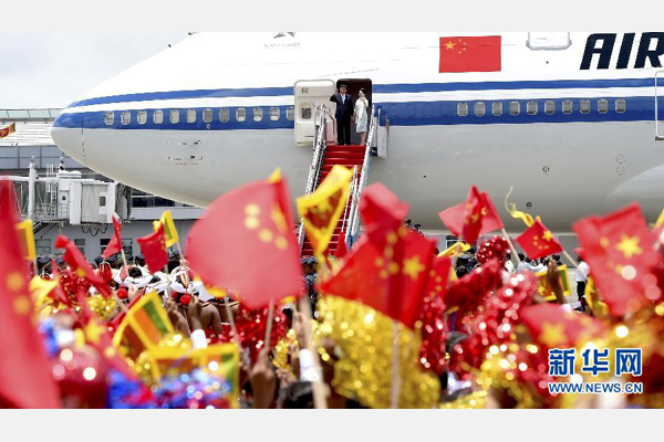9月16日，國家主席習(xí)近平抵達(dá)科倫坡，開始對(duì)斯里蘭卡進(jìn)行國事訪問。這是習(xí)近平和夫人彭麗媛向歡迎群眾揮手致意。 新華社記者馬占成攝 