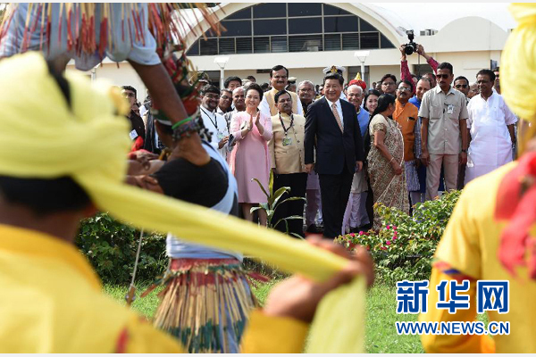 9月17日，國家主席習(xí)近平抵達(dá)古吉拉特邦艾哈邁達(dá)巴德市，開始對(duì)印度進(jìn)行國事訪問。這是印度青年跳起古吉拉特邦傳統(tǒng)舞蹈，歡迎習(xí)近平和夫人彭麗媛。新華社記者 馬占成 攝
