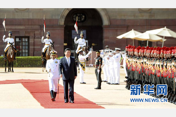 9月18日，國家主席習(xí)近平出席印度總統(tǒng)慕克吉在總統(tǒng)府舉行的隆重歡迎儀式。 新華社記者 張鐸 攝
