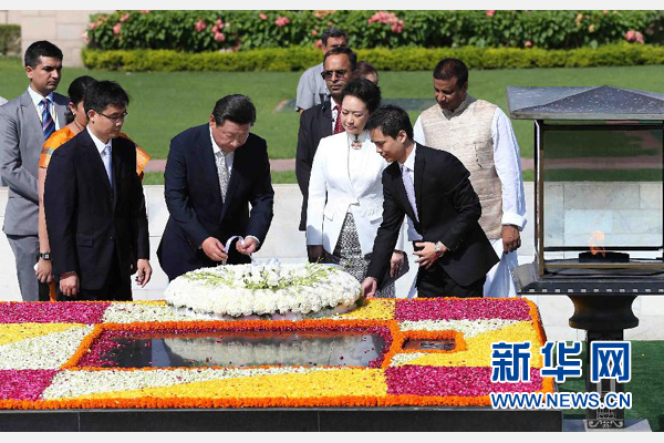 9月18日，國家主席習(xí)近平和夫人彭麗媛在新德里向甘地墓敬獻(xiàn)花圈。 新華社記者 龐興雷 攝