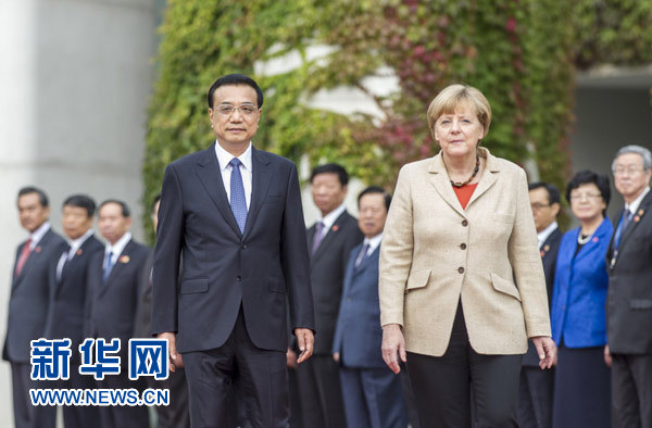 10月10日，德國(guó)總理默克爾在柏林總理府前廣場(chǎng)舉行隆重儀式，歡迎國(guó)務(wù)院總理李克強(qiáng)對(duì)德國(guó)進(jìn)行正式訪問。 新華社記者 謝環(huán)馳 攝 