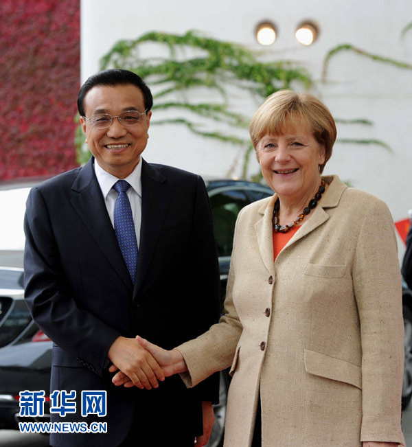 10月10日，德國(guó)總理默克爾在柏林總理府前廣場(chǎng)舉行隆重儀式，歡迎中國(guó)國(guó)務(wù)院總理李克強(qiáng)對(duì)德國(guó)進(jìn)行正式訪問。 新華社記者 饒愛民 攝 