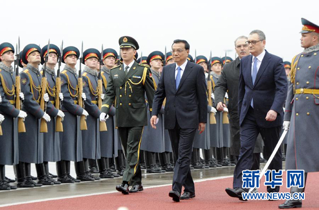 10月12日，中國國務院總理李克強乘專機抵達莫斯科，開始對俄羅斯進行正式訪問并舉行中俄總理第十九次定期會晤。俄方在機場舉行隆重儀式，歡迎李克強總理。新華社記者 張鐸 攝