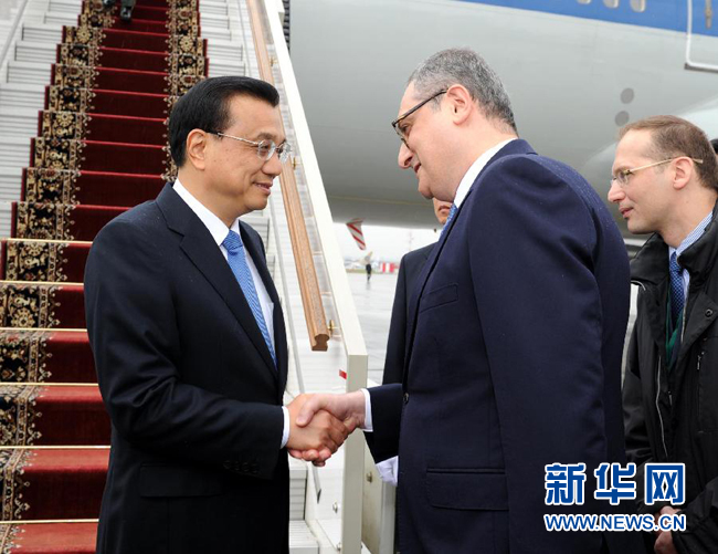 10月12日，中國國務院總理李克強乘專機抵達莫斯科，開始對俄羅斯進行正式訪問并舉行中俄總理第十九次定期會晤。俄羅斯聯(lián)邦政府高級官員到機場迎接李克強總理。新華社記者 饒愛民 攝