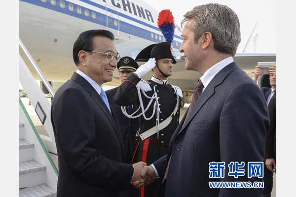 10月14日，國務(wù)院總理李克強(qiáng)乘專機(jī)抵達(dá)羅馬，開始對意大利進(jìn)行正式訪問，意大利政府高級官員到機(jī)場迎接。 新華社記者李學(xué)仁攝