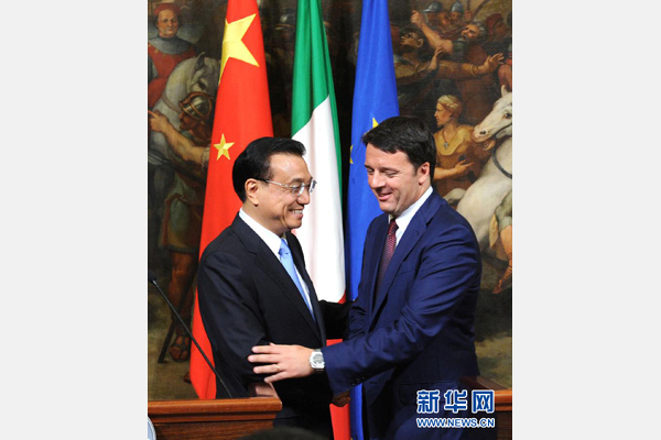 10月14日，中國國務(wù)院總理李克強(qiáng)與意大利總理倫齊在羅馬舉行會談后共同會見記者。 新華社記者 饒愛民 攝 