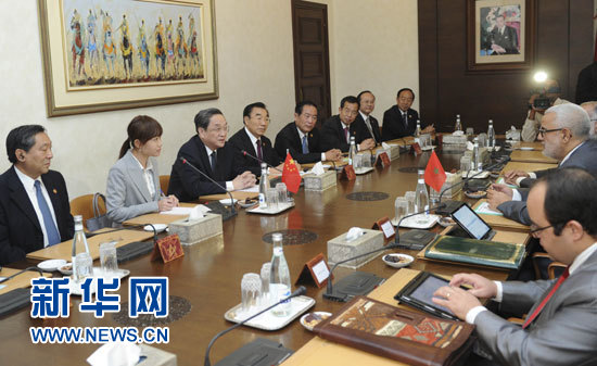11月3日，全國政協(xié)主席俞正聲在拉巴特會(huì)見摩洛哥政府首腦本·基蘭。 新華社記者 張鐸 攝