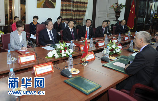 11月3日，中國全國政協(xié)主席俞正聲在拉巴特會(huì)見摩洛哥眾議長阿拉米。 新華社記者 張鐸 攝