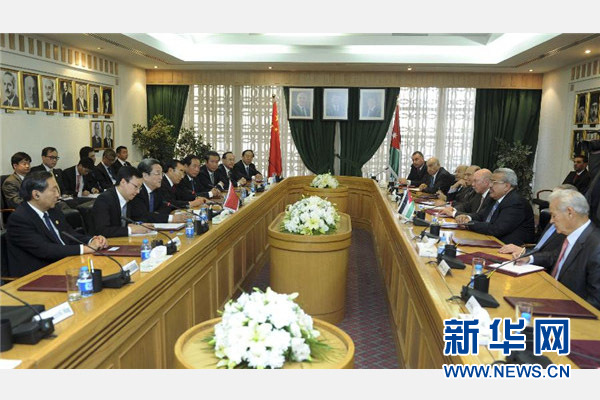 11月9日，正在約旦進(jìn)行正式友好訪(fǎng)問(wèn)的全國(guó)政協(xié)主席俞正聲在安曼與約旦參議長(zhǎng)拉瓦比德進(jìn)行會(huì)談。 新華社記者 張鐸 攝 