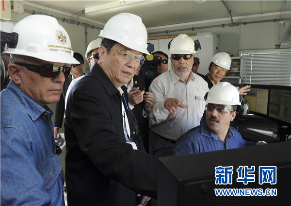 11月8日，正在約旦進(jìn)行正式友好訪(fǎng)問(wèn)的全國(guó)政協(xié)主席俞正聲在安曼參觀(guān)阿拉伯鉀肥公司。這是俞正聲在采鹽船上仔細(xì)詢(xún)問(wèn)開(kāi)采情況。 新華社記者 張鐸 攝