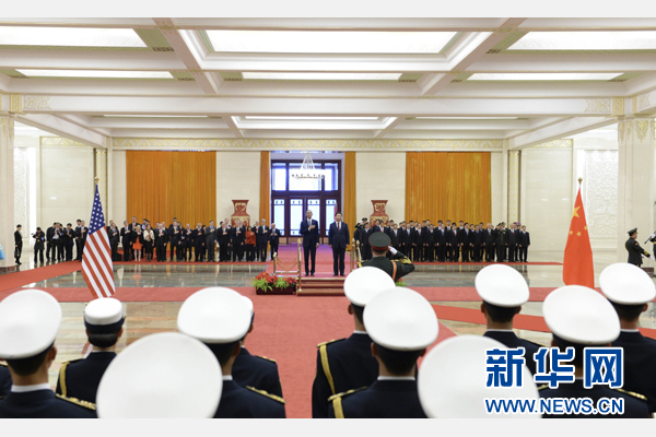 11月12日，國(guó)家主席習(xí)近平在北京人民大會(huì)堂舉行歡迎儀式，歡迎美國(guó)總統(tǒng)奧巴馬對(duì)中國(guó)進(jìn)行國(guó)事訪問。 新華社記者 馬占成 攝