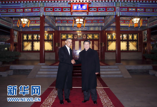 11月11日晚，國家主席習(xí)近平在中南海同美國總統(tǒng)奧巴馬舉行會晤。這是兩國元首在瀛臺涵元殿前握手。 新華社記者鞠鵬攝