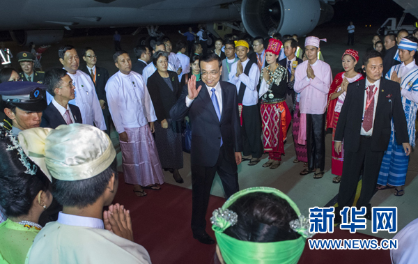 11月12日，中國國務(wù)院總理李克強(qiáng)抵達(dá)內(nèi)比都，出席東亞合作領(lǐng)導(dǎo)人系列會議并對緬甸進(jìn)行正式訪問。 新華社記者王曄攝