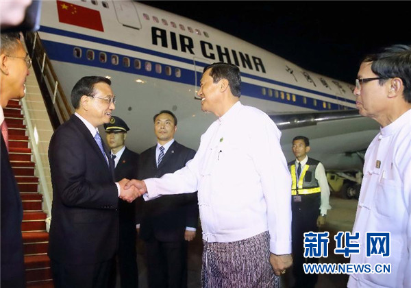 這是緬甸政府高級(jí)官員到機(jī)場(chǎng)迎接李克強(qiáng)總理。新華社記者 鞠鵬 攝 