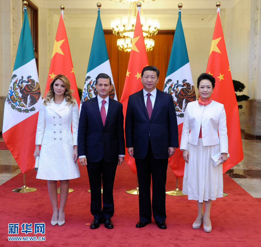 11月13日，國(guó)家主席習(xí)近平在北京人民大會(huì)堂北大廳舉行儀式，歡迎墨西哥總統(tǒng)培尼亞對(duì)中國(guó)進(jìn)行國(guó)事訪問(wèn)。這是習(xí)近平和夫人彭麗媛同培尼亞夫婦合影。 新華社記者 張鐸 攝