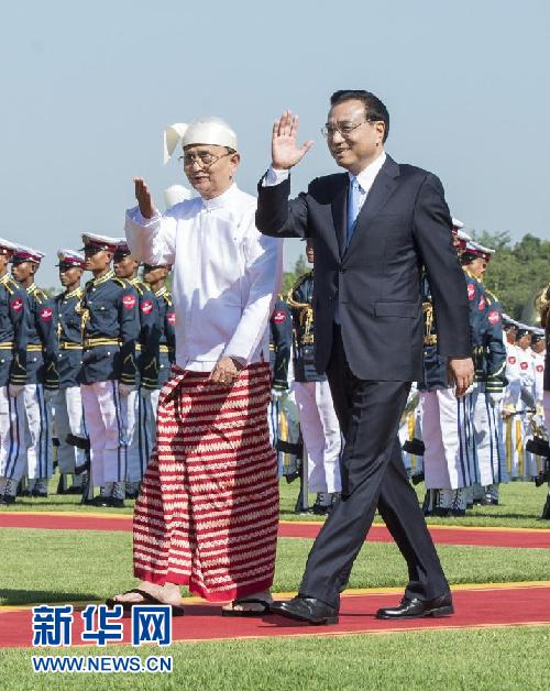 11月14日，中國國務(wù)院總理李克強在內(nèi)比都同緬甸總統(tǒng)吳登盛舉行會談。這是會談前，吳登盛在緬甸總統(tǒng)府前廣場為李克強舉行隆重的歡迎儀式。新華社記者 王曄 攝