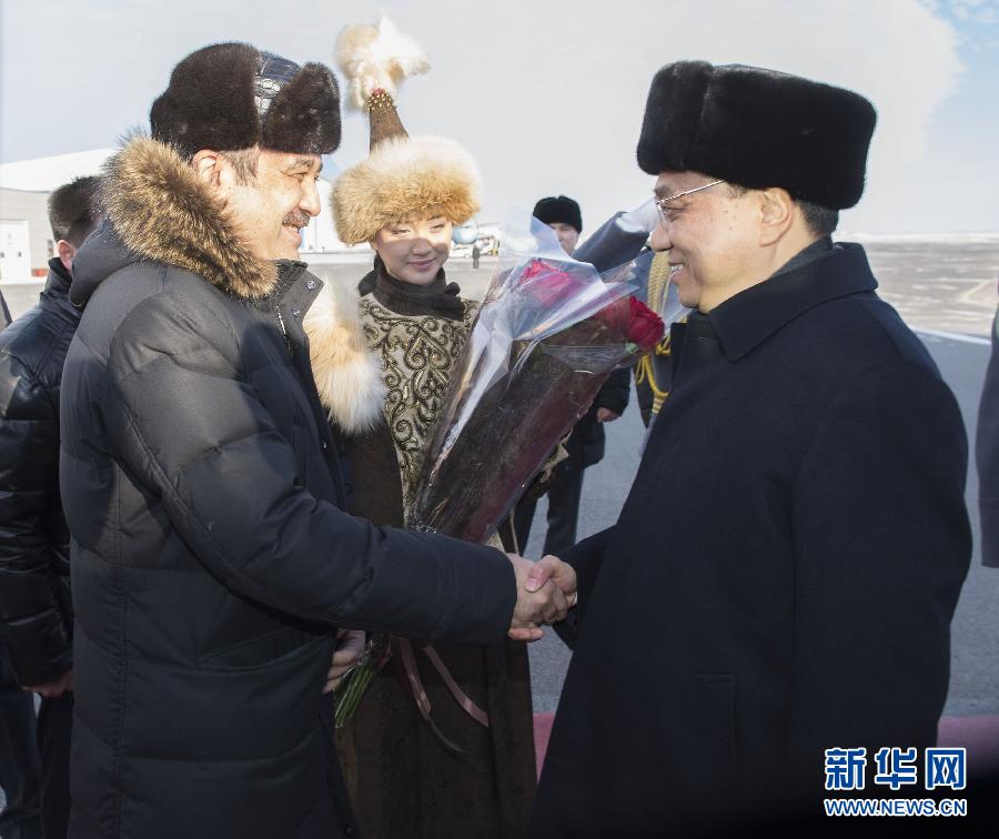 12月14日，應(yīng)哈薩克斯坦共和國總理馬西莫夫邀請，國務(wù)院總理李克強乘專機抵達阿斯塔納國際機場，開始對哈薩克斯坦進行正式訪問，舉行中哈總理第二次定期會晤，并出席上海合作組織成員國政府首腦理事會第十三次會議。這是馬西莫夫到機場迎接李克強。新華社記者 黃敬文 攝