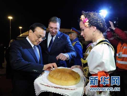 12月15日，國務院總理李克強抵達貝爾格萊德，出席中國－中東歐國家領導人會晤并正式訪問塞爾維亞，塞爾維亞總理武契奇到機場迎接。新華社記者 饒愛民 攝