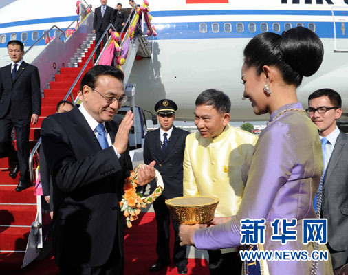 12月19日，中國國務(wù)院總理李克強抵達曼谷，出席大湄公河次區(qū)域經(jīng)濟合作領(lǐng)導(dǎo)人第五次會議。新華社記者饒愛民攝