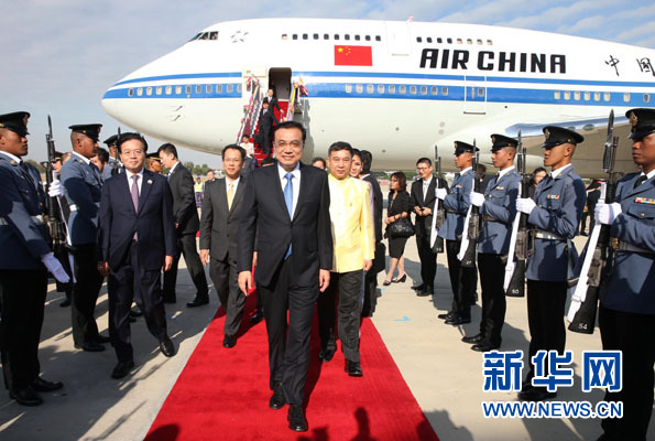 12月19日，中國國務(wù)院總理李克強抵達曼谷，出席大湄公河次區(qū)域經(jīng)濟合作領(lǐng)導(dǎo)人第五次會議。新華社記者 龐興雷攝