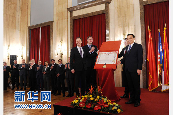 12月18日，中國(guó)國(guó)務(wù)院總理李克強(qiáng)在貝爾格萊德市政廳接受“貝爾格萊德榮譽(yù)市民”證書(shū)，塞爾維亞總理武契奇陪同出席。隨后，李克強(qiáng)同塞各界知名人士親切會(huì)見(jiàn)并互動(dòng)交流。新華社記者 饒愛(ài)民 攝