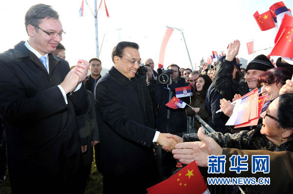 12月18日，中國(guó)國(guó)務(wù)院總理李克強(qiáng)在貝爾格萊德同塞爾維亞總理武契奇共同出席貝爾格萊德跨多瑙河大橋竣工儀式。這是李克強(qiáng)在儀式現(xiàn)場(chǎng)同塞爾維亞群眾親切握手。新華社記者 饒愛(ài)民 攝