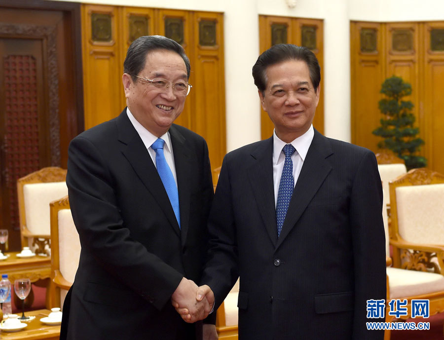 12月25日至27日，中共中央政治局常委、全國政協(xié)主席俞正聲對越南進行正式訪問。這是12月26日，俞正聲在河內會見越南政府總理阮晉勇。 新華社記者馬占成攝