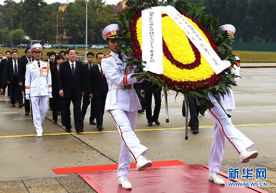 12月25日至27日，中共中央政治局常委、全國政協(xié)主席俞正聲對越南進行正式訪問。 這是12月27日，俞正聲在河內瞻仰胡志明主席陵。新華社記者劉建生攝