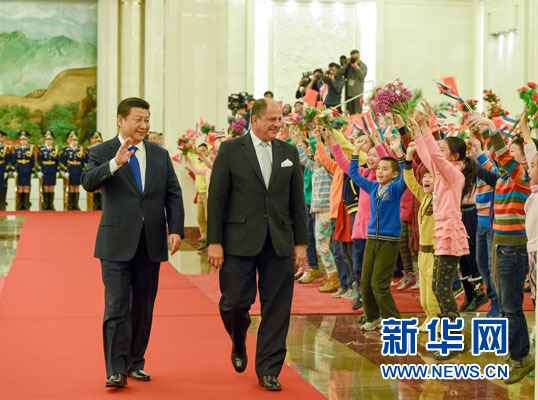1月6日，國家主席習(xí)近平在北京人民大會堂同哥斯達(dá)黎加總統(tǒng)索利斯舉行會談。這是會談前，習(xí)近平在人民大會堂北大廳為索利斯舉行歡迎儀式。新華社記者 李學(xué)仁 攝