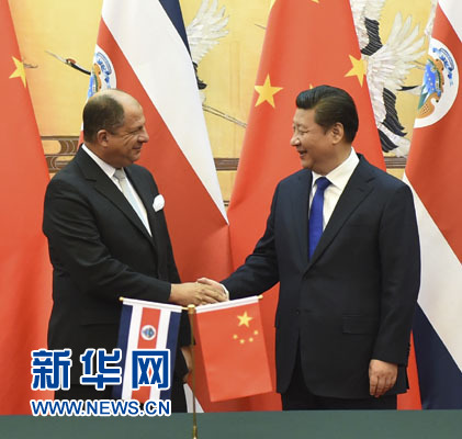 1月6日，中國國家主席習(xí)近平在北京人民大會堂同哥斯達(dá)黎加總統(tǒng)索利斯舉行會談。這是習(xí)近平與索利斯在簽字儀式后握手。 新華社記者 張鐸 攝