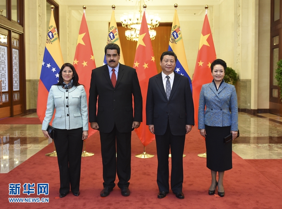 1月7日，國家主席習(xí)近平在北京人民大會堂會見委內(nèi)瑞拉總統(tǒng)馬杜羅。這是會見前，習(xí)近平和夫人彭麗媛同馬杜羅夫婦合影。 新華社記者 張鐸 攝
