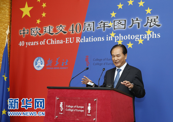 5月18日，正在比利時訪問的新華社社長蔡名照在比利時布魯日歐洲學(xué)院舉行的“中歐建交40周年圖片展”開幕式上致辭。在中歐建交40周年之際，由新華社、歐洲學(xué)院主辦的“中歐建交40周年圖片展”18日在位于比利時布魯日的歐洲學(xué)院開幕。 新華社記者葉平凡攝 