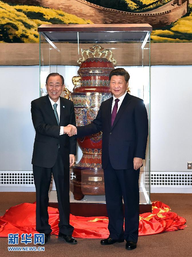  9月27日，國家主席習(xí)近平在紐約出席中國向聯(lián)合國贈送“和平尊”儀式。聯(lián)合國秘書長潘基文出席。 新華社記者 李濤 攝 