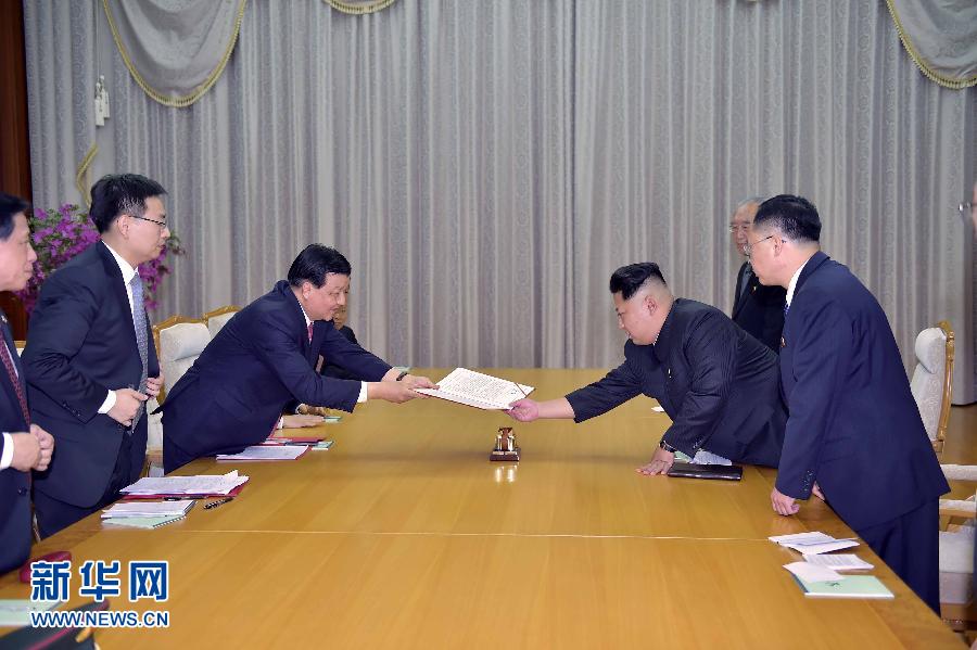 10月9日，中共中央政治局常委、中央書記處書記劉云山在平壤百花園迎賓館會見朝鮮勞動黨第一書記金正恩。這是劉云山向金正恩轉(zhuǎn)交習近平總書記的親署函。新華社記者 李濤 攝