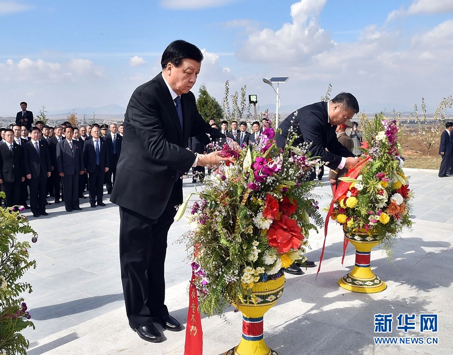 10月11日，中共中央政治局常委、中央書(shū)記處書(shū)記劉云山專程趕赴安州祭掃中國(guó)人民志愿軍烈士陵園，向中國(guó)人民志愿軍烈士敬獻(xiàn)花籃并默哀。 新華社記者 李濤 攝