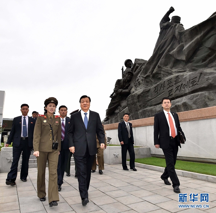 10月10日，正在朝鮮訪問(wèn)的中共中央政治局常委、中央書(shū)記處書(shū)記劉云山在平壤參觀朝鮮祖國(guó)解放戰(zhàn)爭(zhēng)勝利紀(jì)念館。 新華社記者 李濤 攝