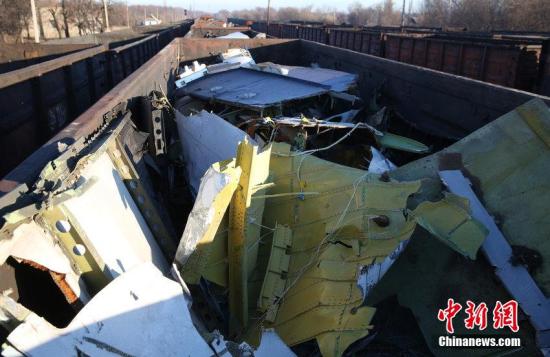 資料圖：烏克蘭頓涅茨克，MH17墜毀客機的殘骸裝上火車。圖片來源：CFP視覺中國