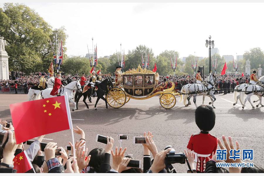這是習近平和夫人彭麗媛在女王夫婦陪同下，乘坐皇家馬車前往白金漢宮下榻。新華社記者 周磊 攝