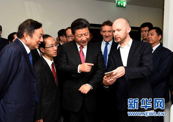 10月21日，國家主席習(xí)近平在倫敦參觀華為英國公司。 新華社記者 饒愛民 攝