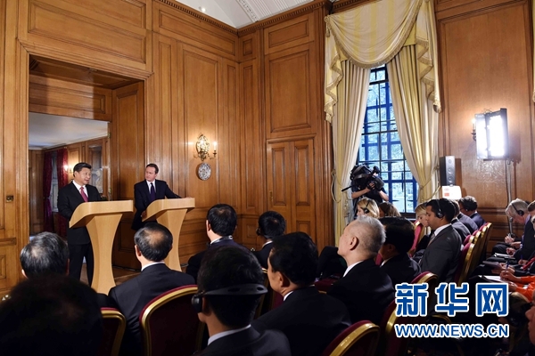 10月21日，國家主席習(xí)近平在倫敦唐寧街首相府同英國首相卡梅倫舉行會談。這是會談結(jié)束后，習(xí)近平和卡梅倫共同會見記者。 新華社記者 饒愛民 攝 