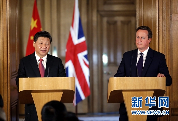 10月21日，國家主席習(xí)近平在倫敦唐寧街首相府同英國首相卡梅倫舉行會談。這是會談結(jié)束后，習(xí)近平和卡梅倫共同會見記者。 新華社記者 鞠鵬 攝 