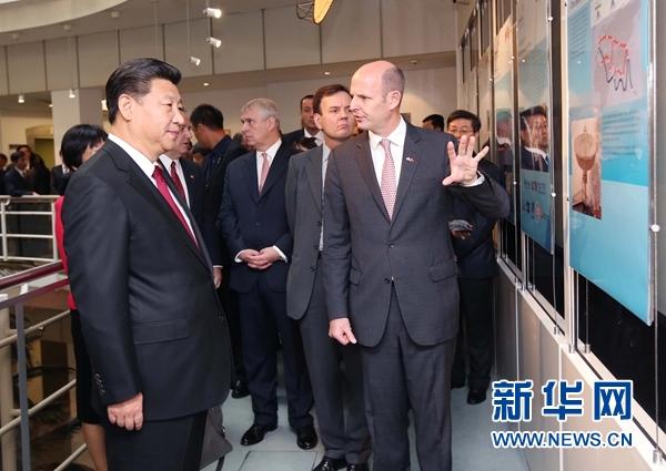 10月22日，國家主席習(xí)近平在倫敦參觀國際移動衛(wèi)星公司。新華社記者 姚大偉 攝 