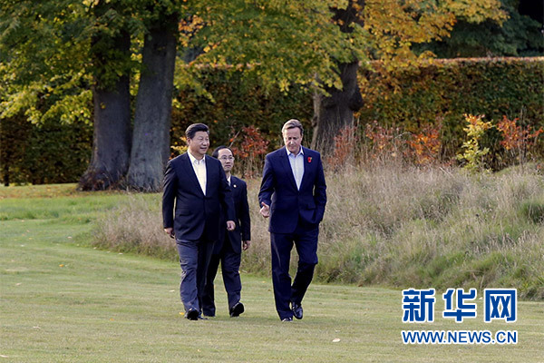 這是習(xí)近平與卡梅倫漫步草坪，邊走邊談。新華社記者 鞠鵬攝