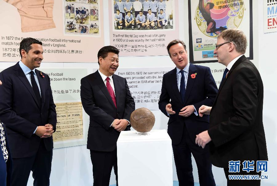 10月23日，國家主席習近平在英國首相卡梅倫陪同下，參觀曼徹斯特城市足球?qū)W院。 新華社記者 饒愛民 攝
